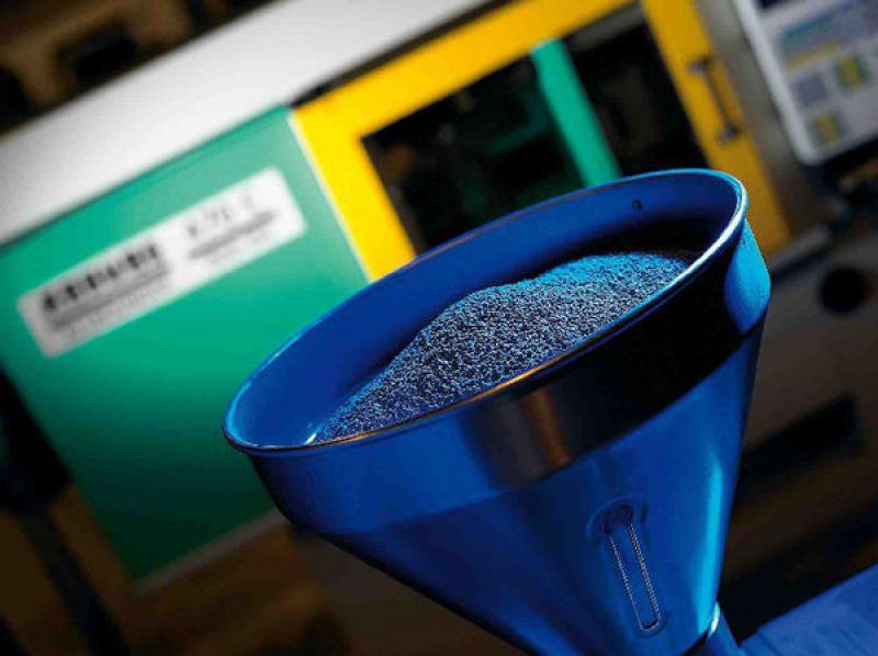 Tolva de inyectora cargada con plástico fabricado en Alloys SRL