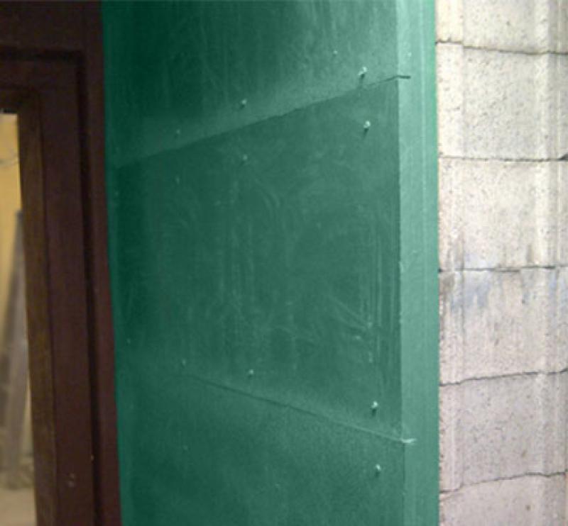 Placas de Plástico y Paneles Aislantes de Polietileno Borado, Fabricante y Proveedor en Argentina montado sobre una pared de concreto