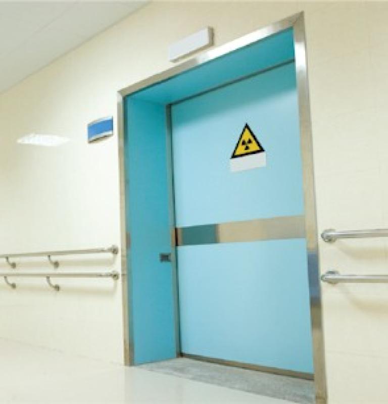 Foto de puerta de quirófano de medicina nuclear aislado con paneles y placas aislantes con polietileno borado