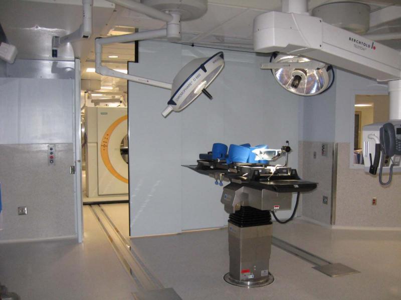 Foto del interior de un quirófano de medicina nuclear aislado con paneles y placas aislantes con polietileno borado